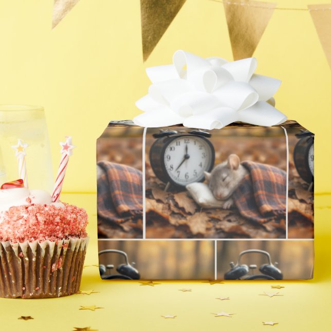 Mouse Sleeping By an Alarm Clock Presentpapper (Födelsedagsfest)