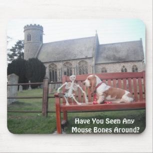 Mousepad med basset hound i den vackra kyrkan musmatta