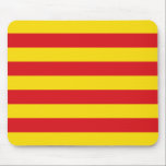 Mousepad med Flagga Katalonien Musmatta<br><div class="desc">Lägg till lite katalanskt pride på din arbetsyta med den patriotiska muspekaren med den ikoniska Flagga i Katalonien! Denna sjudande muspekare visar senyerans djärva röda och gult rand, en kraftfull symbol för Kataloniens arv, identitet och kulturella motståndskraft. Perfekt för hemmakontor, arbetsplatser eller studieplatser kombinerar vardagsfunktioner med meningsfull design. Vare sig...</div>