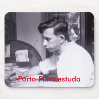 Mousepad mostra alguém estudando. musmatta