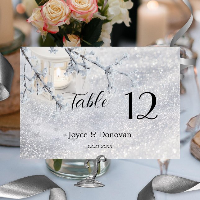 Mousserande Snö Lantern Winter Wedding Bordsnummer (Winter table number card featuring a candle lit lantern in sparkling snow)