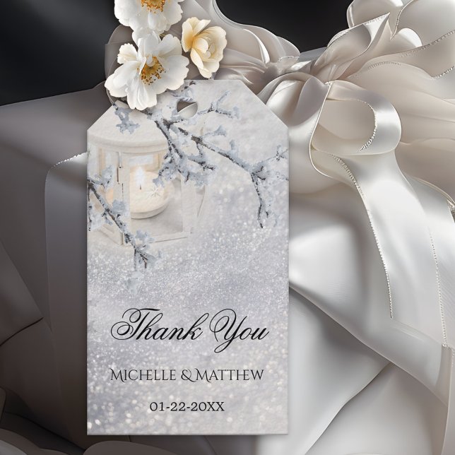 Mousserande Snö Winter Wedding Presentetikett (Gift tag featuring a winter wonderland scene with a candle lit lantern in sparkling snow)