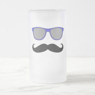 Moustache- och blåttsolglasögonhumor frostat ölglas