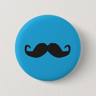 Moustachen knäppas knapp