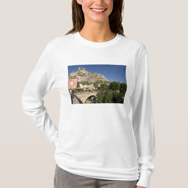 Moustiers-Sainte-Marie, Provence, Frankrike. Tee Shirt (Framsida)
