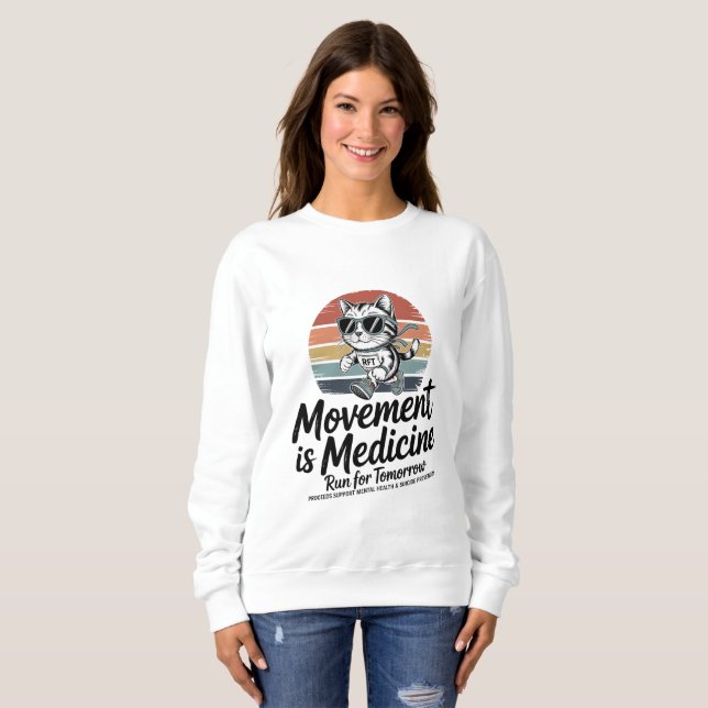 Movement Is Medicine Cat - Retro Running Cat  T Shirt (Hel framsida)