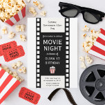 "Movie Natt Birthday bjudande | Film Strip Kids Inbjudningar<br><div class="desc">Ljus, kameran, party! Inbjudan gäster till en roligt fylld natt under stjärnorna med denna filmnattsinbjudan med en djärv filmremsa gräns och modern typografi. Perfekt för barn och ungdomar som kärlek filmer, popcorn och bra med vänner. Anpassa alla detaljer till kostym ditt barns stora dag. Perfekt för filmnätter på bakgården, slummer...</div>