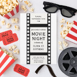 "Movie Natt Birthday bjudande | Film Strip Kids Inbjudningar<br><div class="desc">Ljus, kameran, party! Inbjudan gäster till en roligt fylld natt under stjärnorna med denna filmnattsinbjudan med en djärv filmremsa gräns och modern typografi. Perfekt för barn och ungdomar som kärlek filmer, popcorn och bra med vänner. Anpassa alla detaljer till kostym ditt barns stora dag. Perfekt för filmnätter på bakgården, slummer...</div>