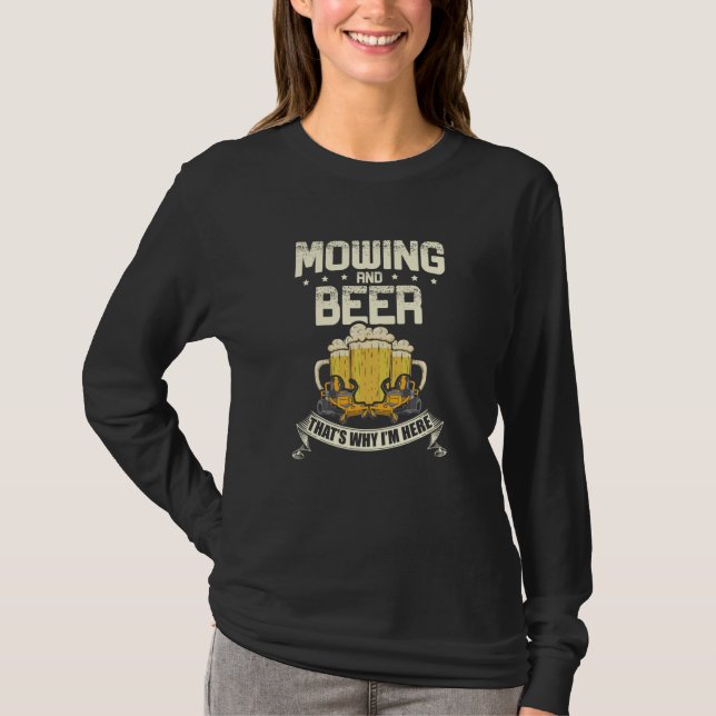 Mowing and beer that's why I'm here Lawn Gardener  T Shirt (Framsida)