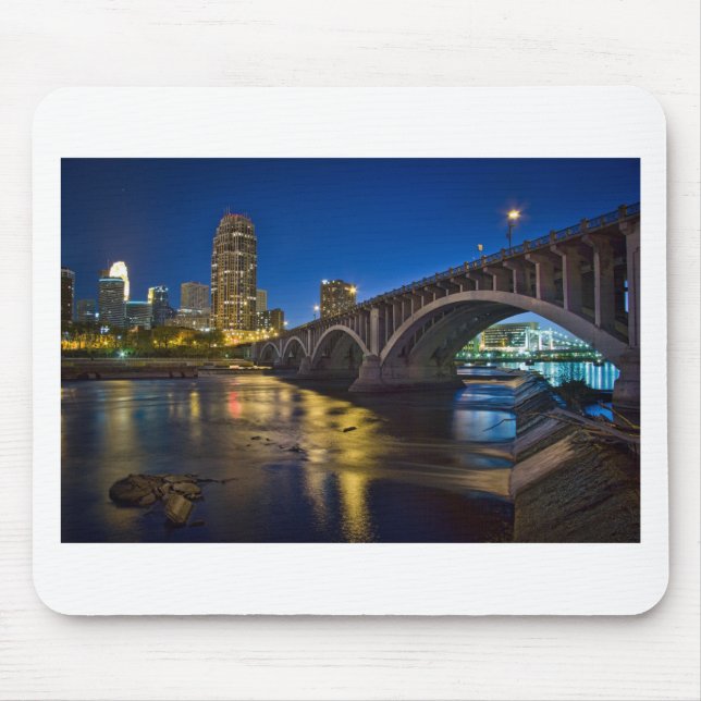 MplsSkyline3rdAveBridgeNightview_rs.jpg Musmatta (Framsidan)