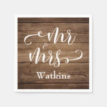 "Mr and Mrs" Elegant White Script på Rustic Wood