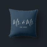 Mr. & Dekorativ kudde för Newlyweds-årsdagen<br><div class="desc">Mr och mrs dekorativ kudde personlig med året bröllop gör en söt bröllop eller en jubileumsgåva.</div>