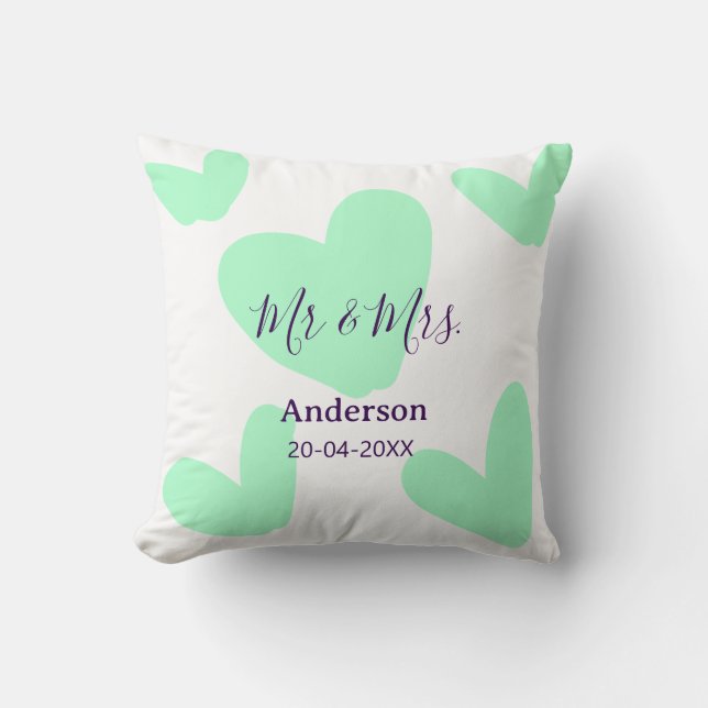 Mr & Mrs add family name date year wedding favor  Kudde (Framsida)