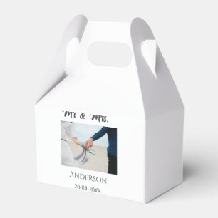 Mr & Mrs add family namn date year bröllopsförmån  Presentaskar
