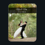 Mr & Mrs Bröllop par Photo Mini Magnet<br><div class="desc">Lägg din vackra bröllop bild till den vackra kylmagneten för att komma ihåg den speciella dagen! Lägg till ett eget foto och datum i anpassningsområdet.</div>