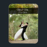 Mr & Mrs Bröllop par Photo Mini Magnet<br><div class="desc">Lägg din vackra bröllop bild till den vackra kylmagneten för att komma ihåg den speciella dagen! Lägg till ett eget foto och datum i anpassningsområdet.</div>