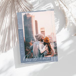 Mr & Mrs Dusty Blue White Script Photo Spara Datumet<br><div class="desc">Mr och mrs Dusty Blue and White Script Photo Save the Date Card. Imponera på dina gäster med den här snyggten, enkelt, pulverblått, foto bröllop spara-till-datum-kort, med ett modernt, vitt skript över en bokblå ljusblå och dammig blå bakgrund, som stilistigt visar bröllop vågrätt utmed lämnat, vid sidan av ett foto...</div>