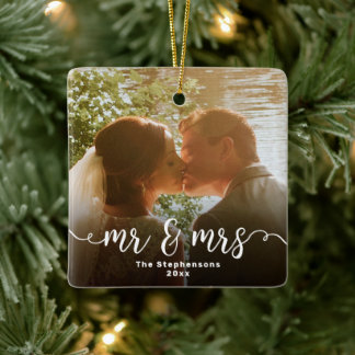 Mr & Mrs Elegant Script Overlay Dubbla Sided Photo Julgransprydnad Keramik