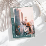 Mr & Mrs Emerald Grönt White Script Photo Spara Datumet<br><div class="desc">Mr och Mrs Emerald Grönt och White Script Photo Save the Date Card. Imponera på dina gäster med den här snyggten, enkelt, mörk grönt, foto bröllop spara-till-datum-kort, med ett modernt, vitt skript över en bokThe Forest grönt-bakgrund, som på ett stilistigt sätt visar bröllop vågrätt utmed lämnat, vid sidan av ett...</div>