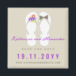 Mr & Mrs Flip Flops Strandbröllop Spara Datum Magnet<br><div class="desc">Designad av fat*fa*tin. Lätt att anpassa med din egen text,  foto eller bild. För anpassade förfrågningar,  vänligen kontakta fat*fa*tin direkt. Anpassade avgifter tillkommer.</div>