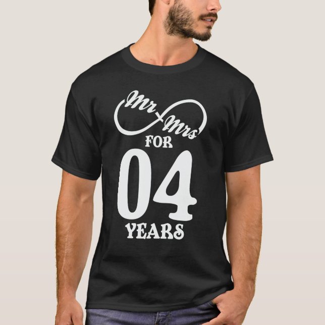 Mr. & Mrs i 4 år 4:e Bröllop-årsdagen T Shirt (Framsida)