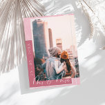 Mr & Mrs Magenta Rosa White Script Photo Spara Datumet<br><div class="desc">Mr och Mrs Magenta Rosa och White Script Photo Save the Date Card. Imponera på dina gäster med den här snyggten, enkel, fuschia rosa, foto bröllop spara-the-date-kort, med ett modernt, vitt skript över en bokad magenta rosa bakgrund, som stilistigt visar datumet för bröllop vågrätt längs den lämnat, vid sidan av...</div>