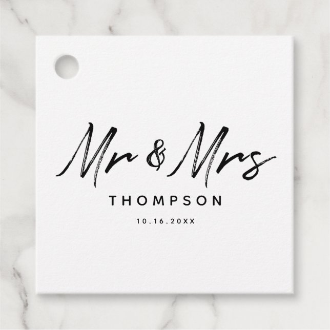 Mr. & Mrs Modern Black White Script Bröllop Gåvor Etiketter (Framsida)