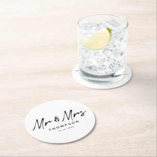 Mr. & Mrs Modern Black White Script Bröllop Underlägg Papper Rund