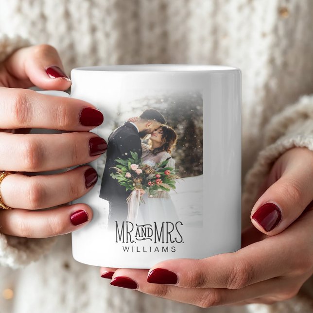 Mr. & Mrs Newlyved Photo Kaffemugg (This newlywed mug features hand-lettered Mr. and Mrs. font along with a photo.)