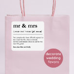 Mr & Mrs Personlig Wedding Favors Modern Gift Klistermärken<br><div class="desc">Anpassa dina uppgifter om bröllop med den här eleganten och anpassadets ordlista-stil-dekal. Vår definition av Mr & Mrs är den moderna perfekten för den stora dagen. Du kan anpassa hela definitionen med ett lustigt inre skämt, ett uppriktigt budskap eller ett citat av roligt som fångar upp din unika kärlek-artikel. Parets...</div>