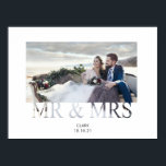 Mr & Mrs romantic kärlek par foto bröllop Poster<br><div class="desc">Denna chic och minimalisten Mr. och Mrs. poster har en personlig av nygifta par med sitt eget namn och bröllop datum. Underbar för bröllopsmottagning,  party,  bröllop,  souvenir eller bröllop!</div>