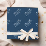 Mr & Mrs Wedding Favor Solid Färg Navy Blue Presentpapper<br><div class="desc">Ett djärvt färg med chic typsnitt gör biet i påstående till mottagningsförmåner. Objekt är enklare att anpassa när du ersätter all text och alla foton först. Om teckningen fortfarande behöver justeras klickar du på knappen Anpassa den här. Detta kommer att föra dig till ett designområde där du kan flytta sak...</div>