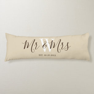 Mr och fru Beige Script Newlyweds Monogrammed Kroppskudde