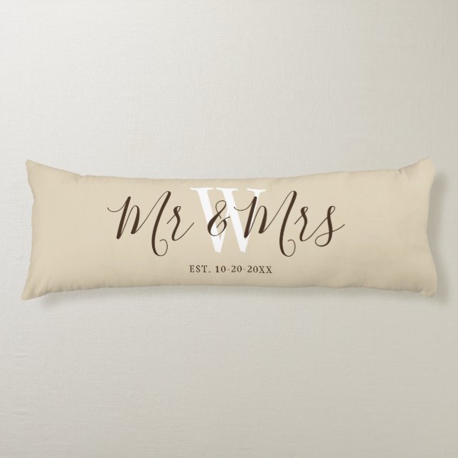 Mr och fru Beige Script Newlyweds Monogrammed  Kroppskudde (Framsidan)
