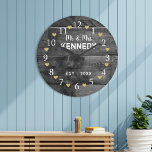 Mr. och mrs Bröllop-årsdagen Rustic Wood Stor Klocka<br><div class="desc">Rustiskt svart trä och bröllop-årsdag i guld. Trä är den traditionella presenten för femårsdagen av bröllop.</div>