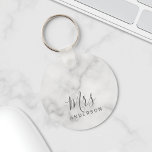 Mr och Mrs. | Elegant Marble Modern Script Bröllop Nyckelring<br><div class="desc">"Mr and Mrs" Elegant White Marble Modern Script Personlig Couple Gift Perfekt som bröllopsgåvor för nyfödda,  bröllop-jubileumsgåvor,  Alla hjärtans daggåvor och gåvor till alla tillfälle.</div>