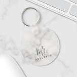 Mr och Mrs. | Elegant Marble Modern Script Bröllop Nyckelring<br><div class="desc">"Mr and Mrs" Elegant White Marble Modern Script Personlig Couple Gift Perfekt som bröllopsgåvor för nyfödda,  bröllop-jubileumsgåvor,  Alla hjärtans daggåvor och gåvor till alla tillfälle.</div>