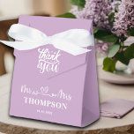Mr och Mrs Elegant Simple | Lilac Lila Presentaskar<br><div class="desc">Gör din bröllopsmottagning oförglömlig med eleganten Mr och Mrs Elegant Simple | Lilac Lila Favor Boxes personlig med din familj namn och bröllop.</div>