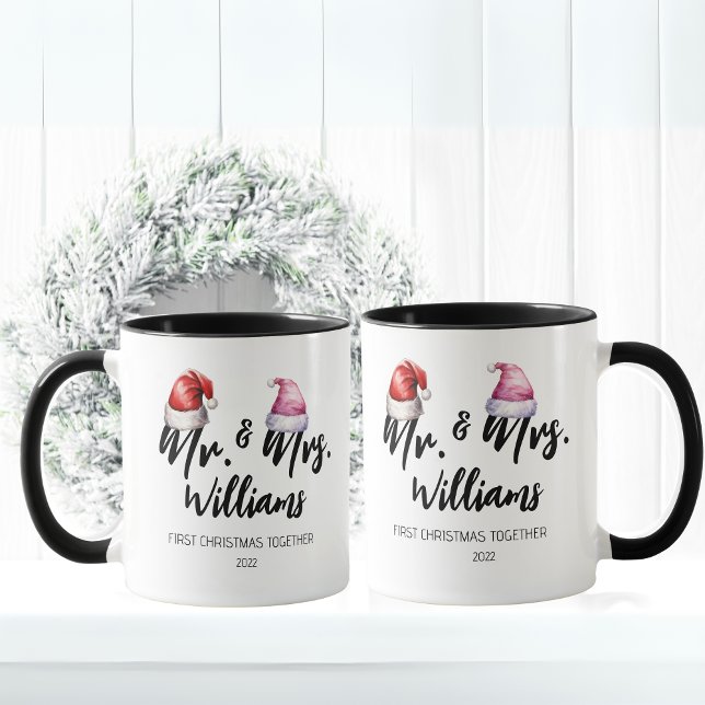 Mr. och Mrs. First-jul tillsammans Mugg (Mr and Mrs Name First Christmas together, year. Mr with a red Santa hat, Mrs with a pink Santa hat)