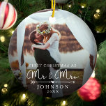 Mr. och Mrs. First Married jul Anpassningsbar Phot Julgransprydnad Keramik<br><div class="desc">Gratulera till er första helgdag som nygifta med vår Mr. och Mrs. First Married God Jul Anpassningsbar Photo Ceramic Ornament, med ett skript för elegant och en modern design. Anpassa det med ditt favoritfoto för att skapa en vacker keepsaké, perfekt för att hedra minnet av din första jul tillsammans som...</div>