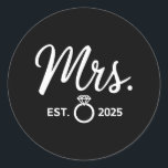 Mr och Mrs Förlovning Tees Ny gifta Bröllop Runt Klistermärke<br><div class="desc">Mr och Mrs Förlovning Tees Ny gifta Bröllop Par Uni-vuxnas Black Storlek Small</div>