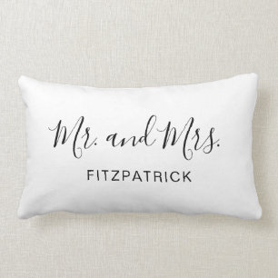 Mr. och Mrs. Last Name Elegant Newlyged Bröllop Lumbarkudde