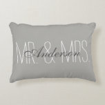 Mr och Mrs Pillow Prydnadskudde<br><div class="desc">Anpassningsbar Mr och Mrs. Efternamn kudde</div>