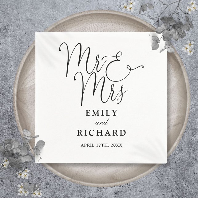 Mr och Mrs Script Elegant Black and White Bröllop Pappersservett (Mr And Mrs Script Elegant Black And White Wedding Napkins)