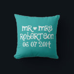 Mr. och Mrs. turquise blue bröllop dekorativ kudde<br><div class="desc">Anpassningsbar Mr. och Mrs. chalk skriver bröllop dekorativ kudde med vintage kärlek. Kuddar för personligens kritskiva för inomhus eller utomhus. Ser underbar ut på soffa eller säng. Roligt med vitt hjärta och namn hos nysläkt par. Personlig för grav- och brudgumm/make och hustru. Romantiska bröllopspresenter för nyfödda. Turkos blå färg eller...</div>
