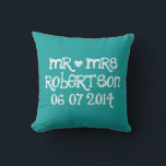 Mr. och Mrs. turquise blue bröllop dekorativ kudde<br><div class="desc">Anpassningsbar Mr. och Mrs. chalk skriver bröllop dekorativ kudde med vintage kärlek. Kuddar för personligens kritskiva för inomhus eller utomhus. Ser underbar ut på soffa eller säng. Roligt med vitt hjärta och namn hos nysläkt par. Personlig för grav- och brudgumm/make och hustru. Romantiska bröllopspresenter för nyfödda. Turkos blå färg eller...</div>
