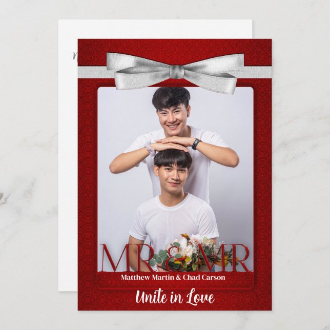 Mr och Red Damask Two Grooms Photo Bröllop Inbjudningar (Fram/baksida)