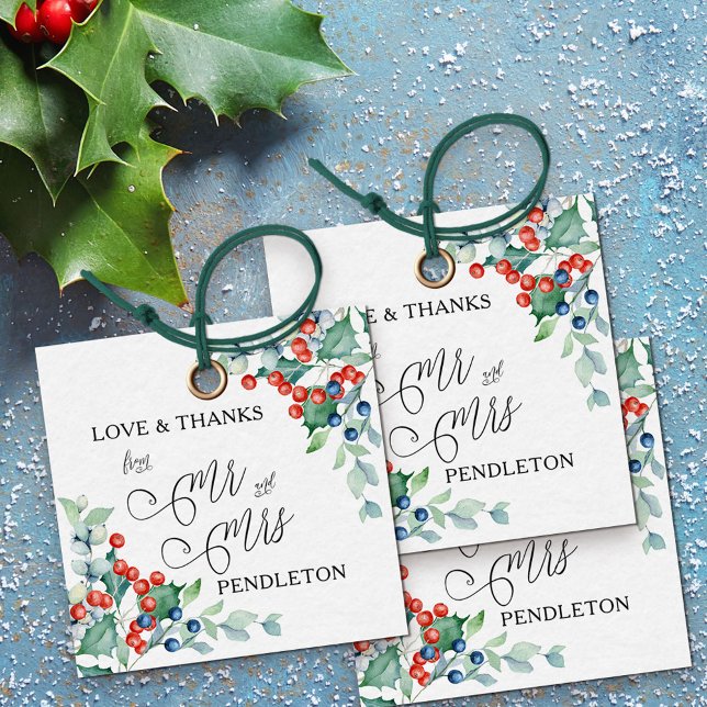 Mr. och Tack Calligraphy Holly och Berries Gåvor Etiketter (Mr and Mrs winter wedding favor tags with elegant calligraphy and holly)