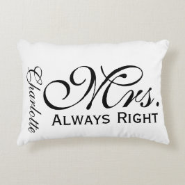 Mrs. Alltid Höger Rulla Text Black and White Prydnadskudde