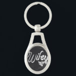 Mrs Biker honeymoon chalkboard wifey Ovalt Silverfärgad Nyckelring<br><div class="desc">moderna,  söta chalkboard-honeymångåvor,  wifey-dekoration,  vasertillbehör,  vasslingdesign för möhippor,  bröllopsgåvor,  bachelorette-gåvor, </div>